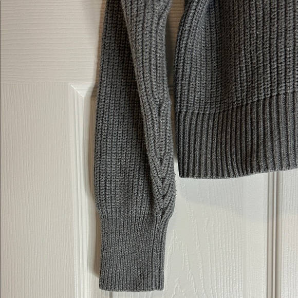 Abercrombie & Fitch Wedge Crew Gray Sweater Size Small - Picture 4 of 9